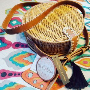 Snap Closure Straw Circle Tote Handbag with Black Tassle